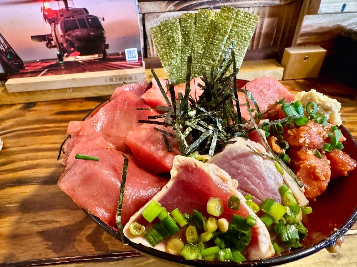 鶴橋まぐろ食堂の名物丼 ぜんぶのせ6