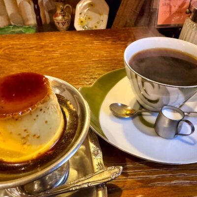 モトマチ喫茶の自家製カスタードプリンとモトマチブレンド2