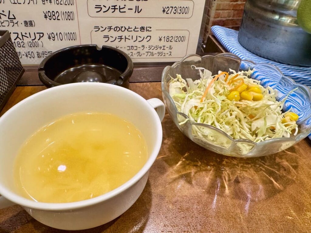 キリンケラーヤマトのオムドム カツトッピング スープとサラダ