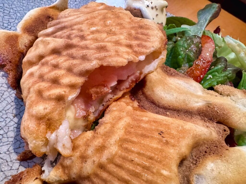 心斎橋焙煎所のMORNING MENY BACON & CHEESE 近影 実食1