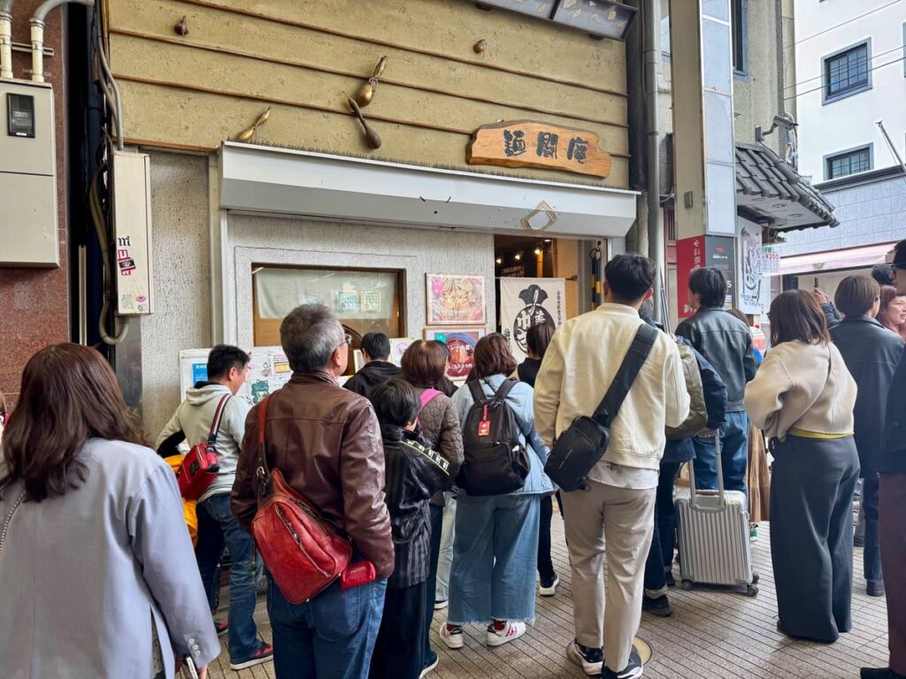 麺闘庵の開店前の混雑