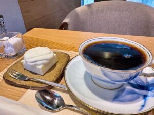 三ツ豆珈琲 苦楽園本店のミルクチーズケーキとダークロースト3