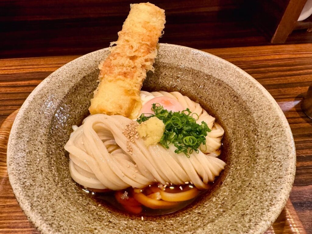うどん屋きすけの鯛ちくわ天と温泉たまごのぶっかけ1