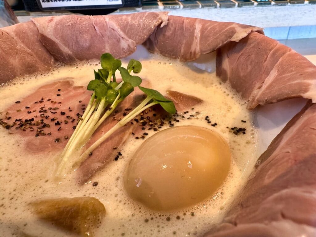 麺屋しな埜の特製チャーシュー泡白湯らーめん トッピング