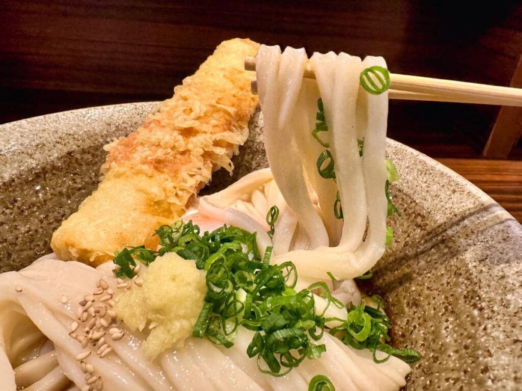 うどん屋きすけの鯛ちくわ天と温泉たまごのぶっかけ 実食