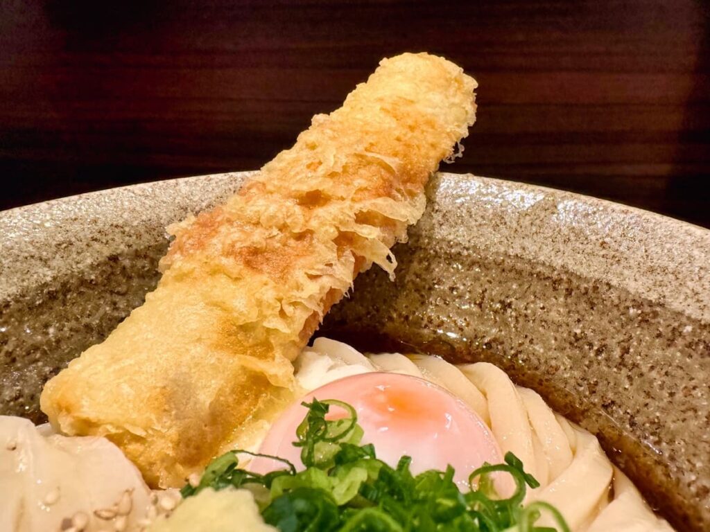うどん屋きすけの鯛ちくわ天と温泉たまごのぶっかけ 鯛ちくわ天