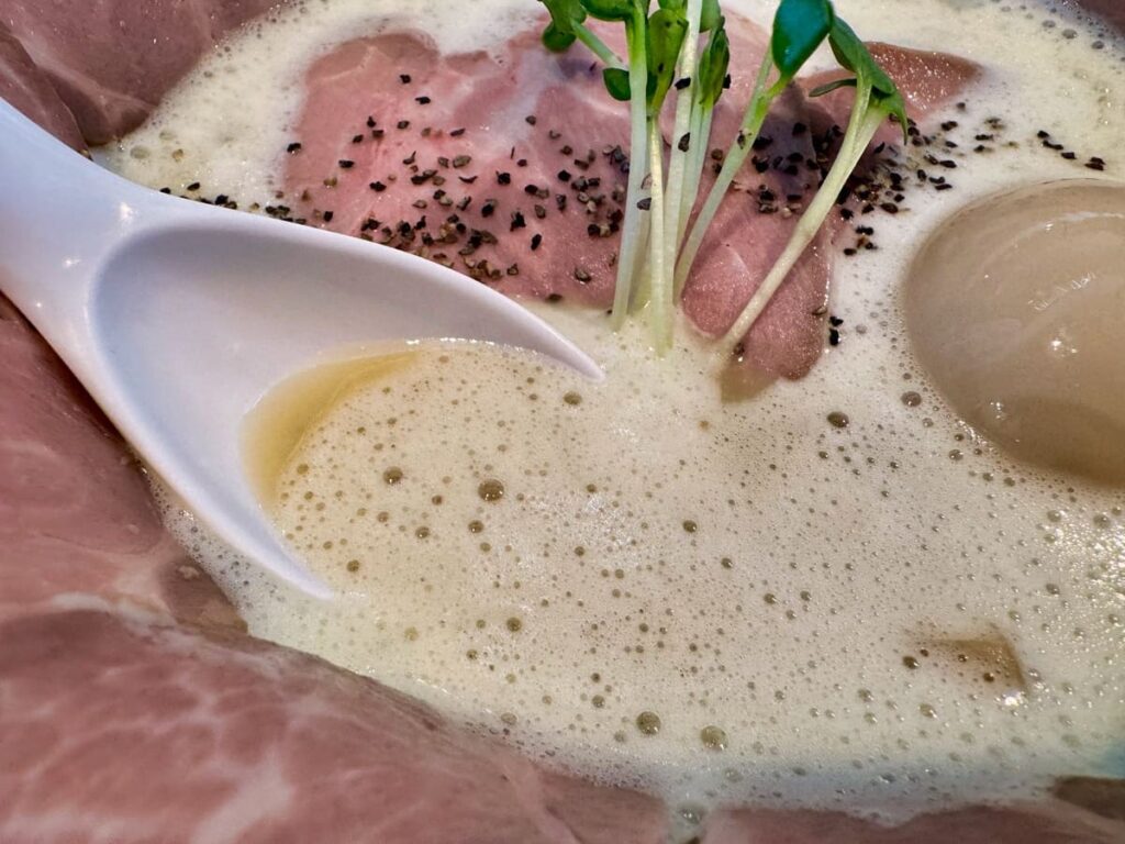 麺屋しな埜の特製チャーシュー泡白湯らーめん スープ
