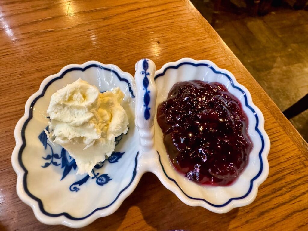 西洋茶館のスコーンセット クロテッドクリームとブルーベリージャム