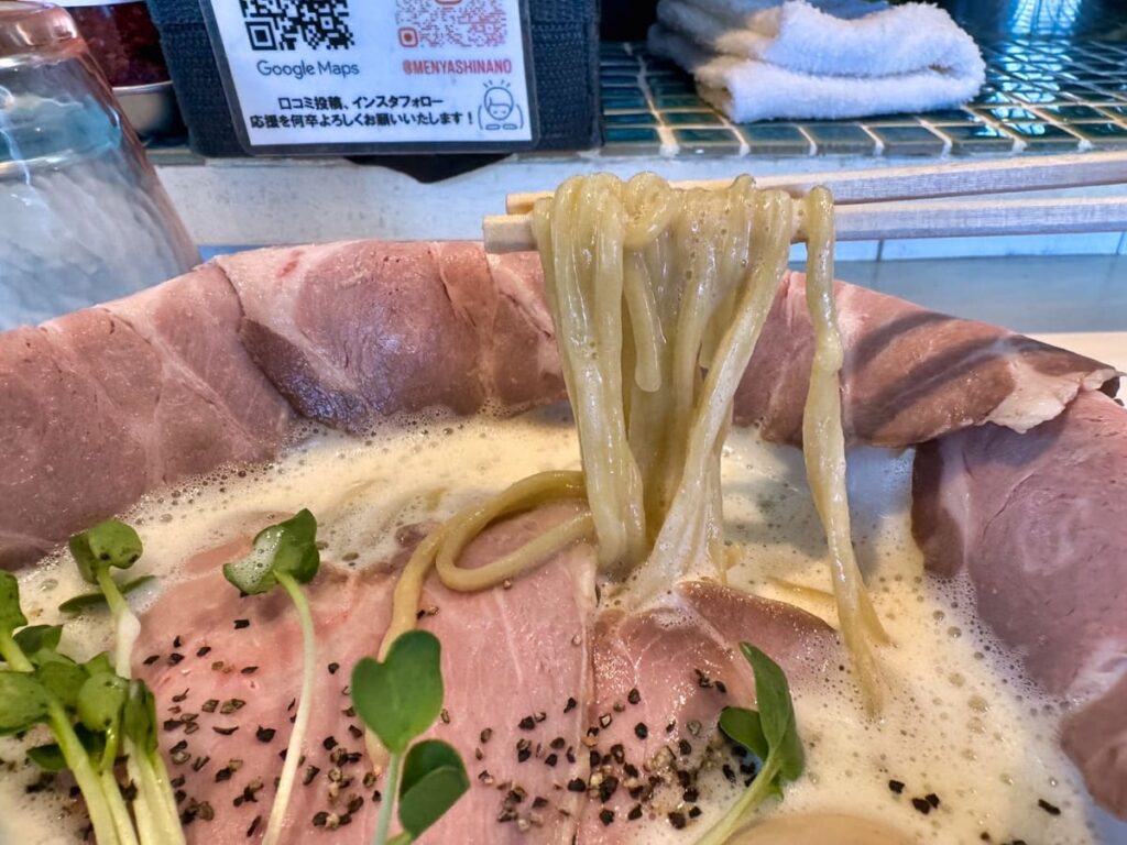 麺屋しな埜の特製チャーシュー泡白湯らーめん 麺