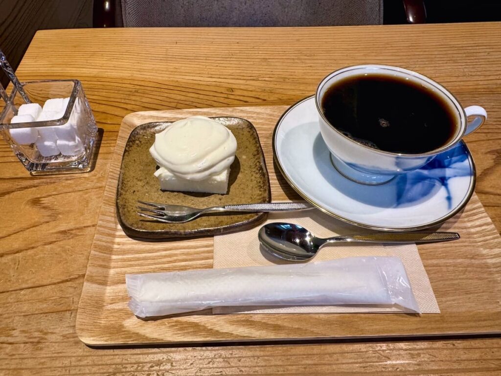 三ツ豆珈琲 苦楽園本店のミルクチーズケーキとダークロースト1
