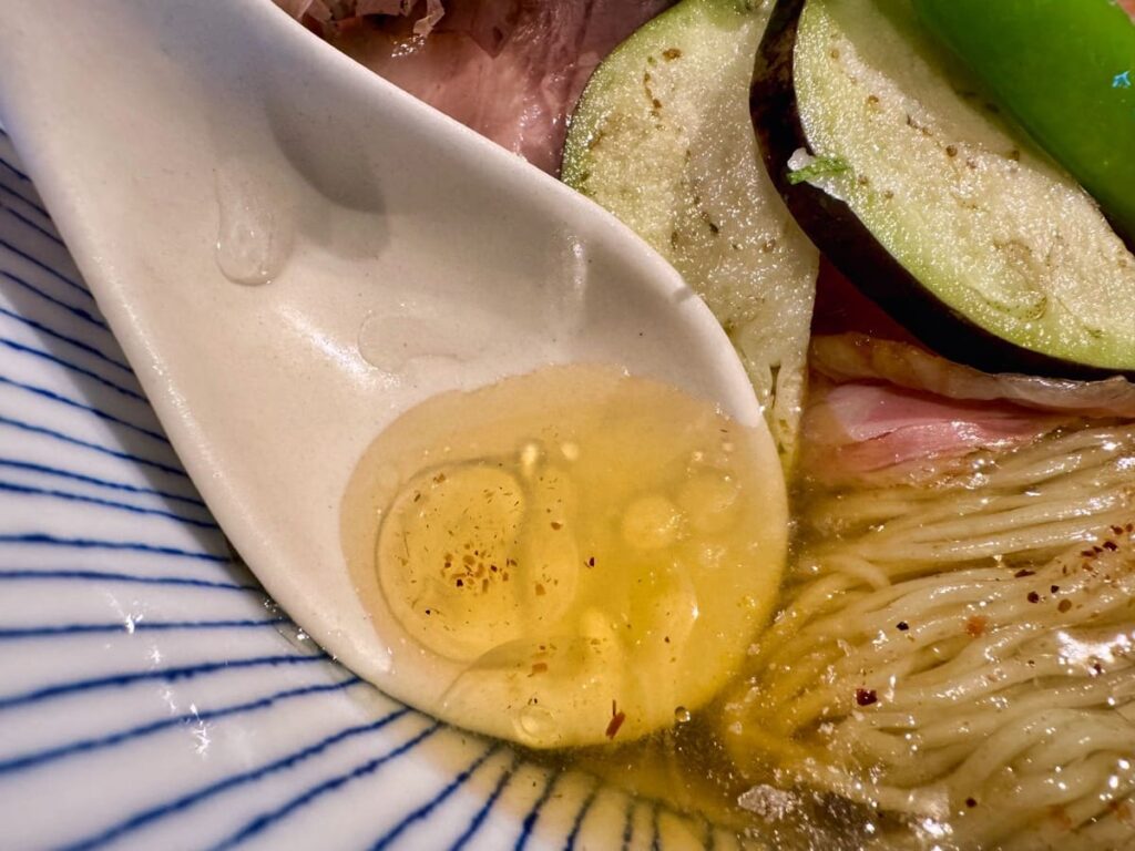 MENYA INOICHI #3 2 MENYA INOICHI #3の炙り和牛冷やしぶっかけそば 白醤油 スープ