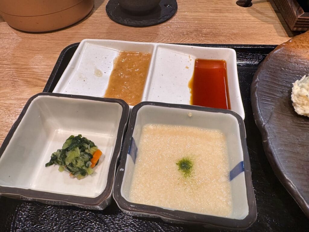 令和8年3月25にオープン【牛かつもと村 京都ポルタ店】へ行ってきた 4 牛かつもと村 京都ポルタ店の味付け調味料