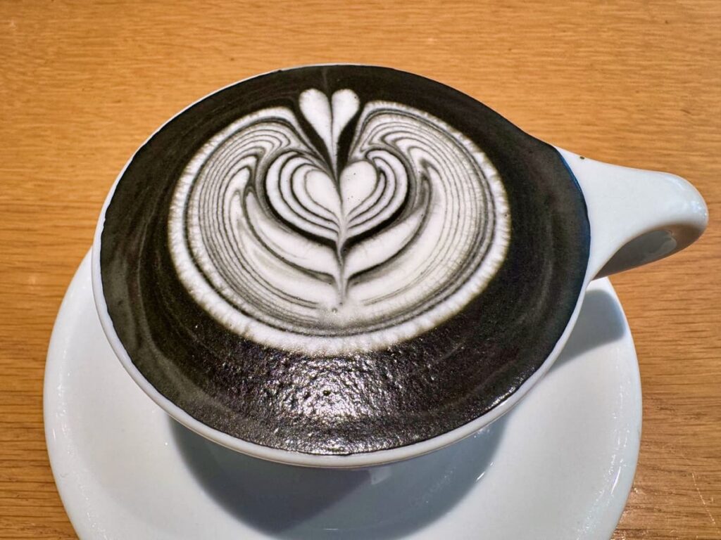 Common Wellのチャコールラテ1
