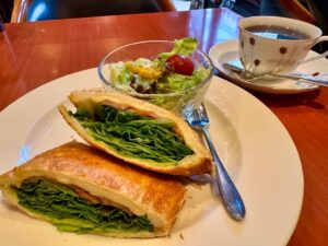 Le Premier Cafe 心斎橋本店のチーズとチキンのホットプレスサンド2
