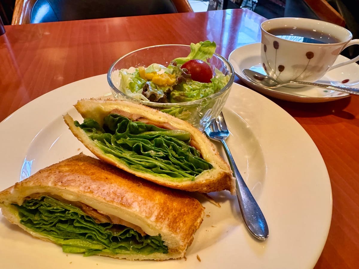 Home 22 Le Premier Cafe 心斎橋本店のチーズとチキンのホットプレスサンド2