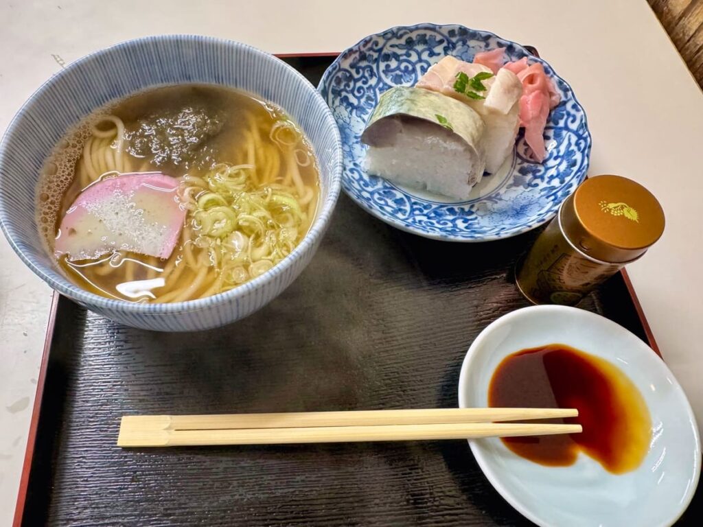 満寿形屋の鯖寿司うどんセット1