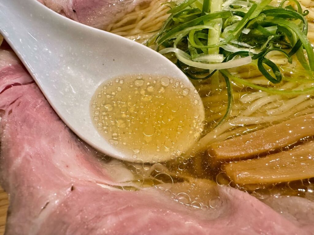 麺屋聖 一乗寺本店の淡竹 チャーシュー5枚 スープ