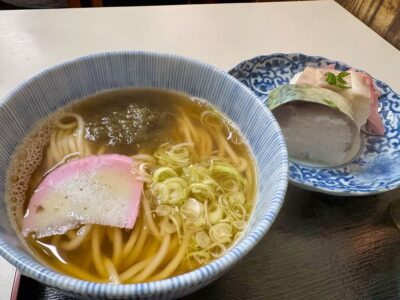 満寿形屋の鯖寿司うどんセット2