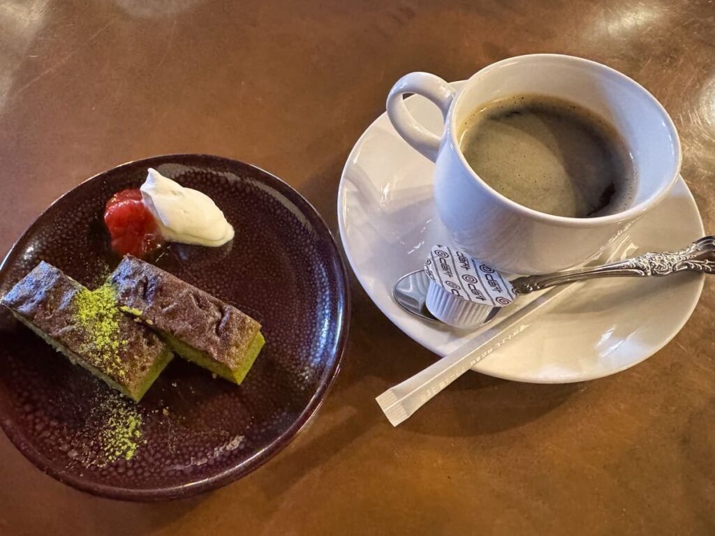 ぎおん石 喫茶室の抹茶のプチブラウニーケーキセット