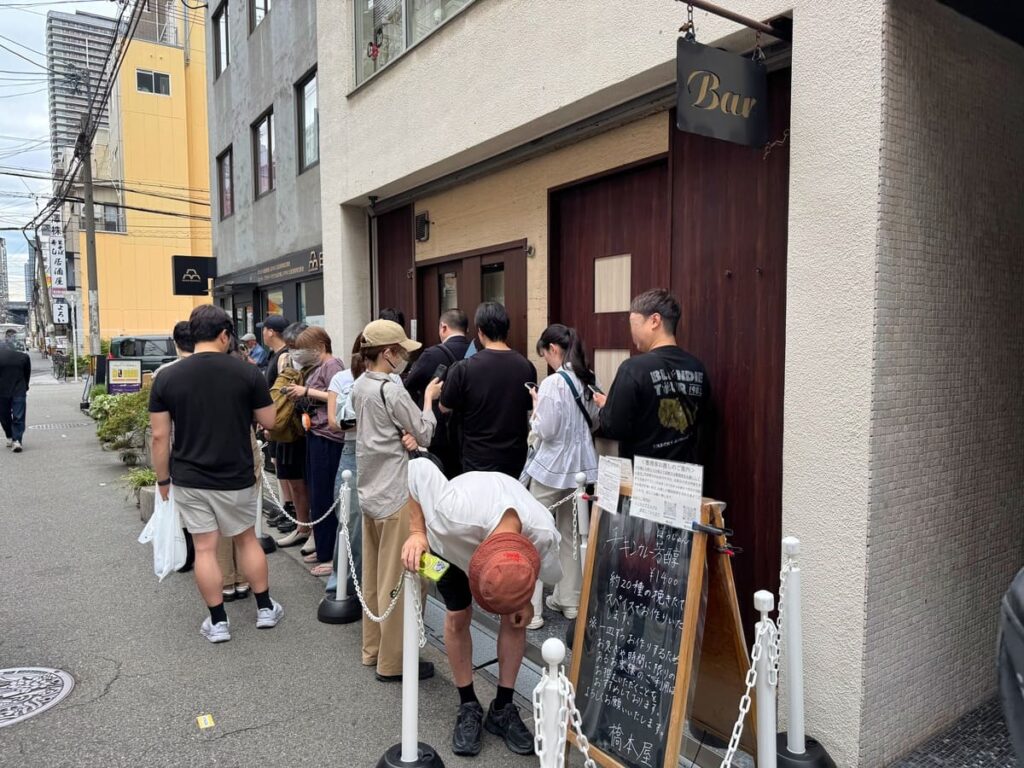 長堀橋で超絶人気の間借りカレーショップ【橋本屋】へ行ってきた 1 橋本屋の開店前行列