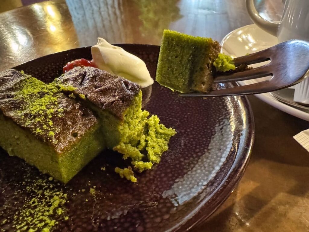 ぎおん石 喫茶室の抹茶のプチブラウニーケーキセット 実食