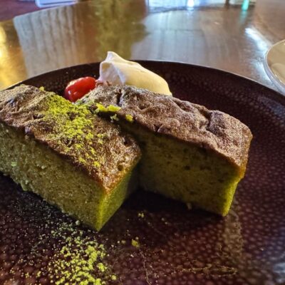 ぎおん石 喫茶室の抹茶のプチブラウニーケーキ