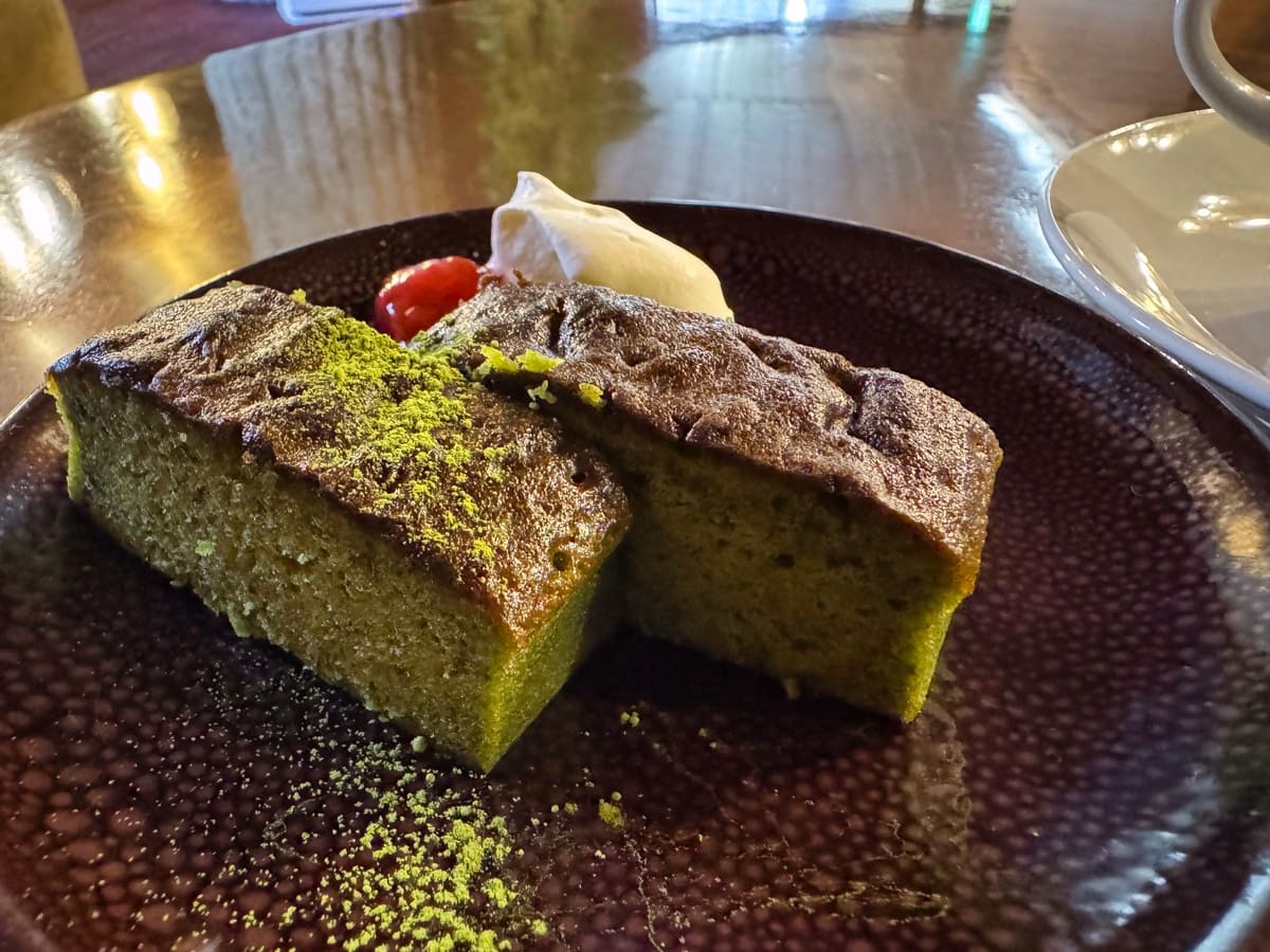 ぎおん石 喫茶室の抹茶のプチブラウニーケーキ