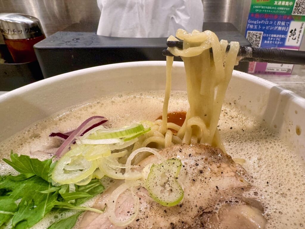 京都鶏白湯純 本店の鶏白湯そば 麺